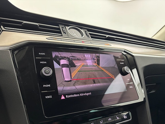 Volkswagen Passat Alltrack 19 of 23