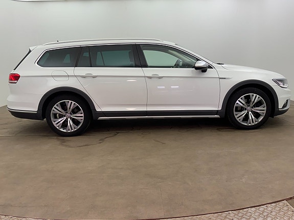 Volkswagen Passat Alltrack 8 of 23
