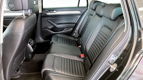 Volkswagen Passat 11 of 14