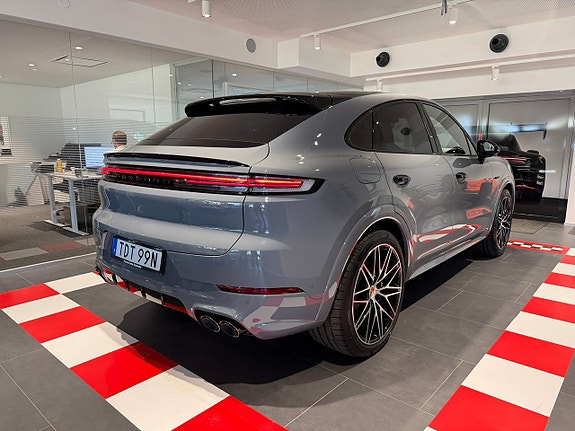 Porsche Cayenne 3 of 22