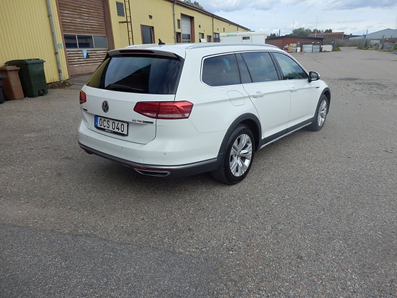 Volkswagen Passat Alltrack 3 of 5