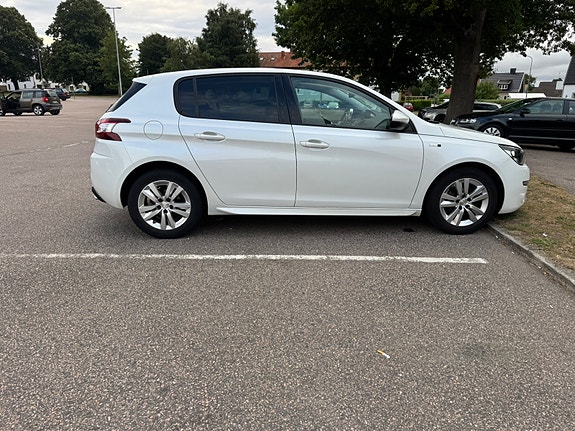 Peugeot 308 2 of 5
