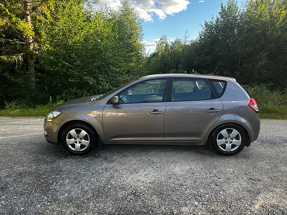 Kia Ceed 2 of 5