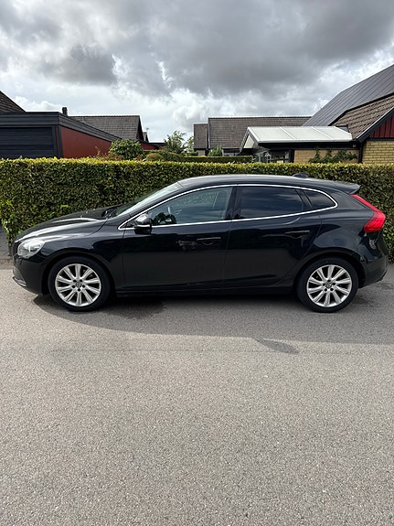 Volvo V40 2 of 5