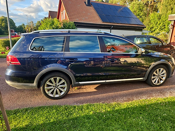 Volkswagen Passat Alltrack 2 of 5