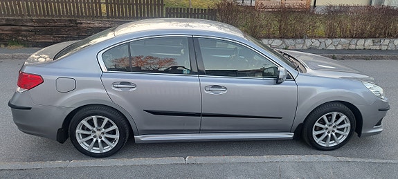 Subaru Legacy 2 of 5