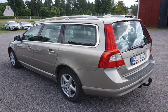 Volvo V70 2 of 5