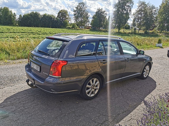 Toyota Avensis 3 of 5