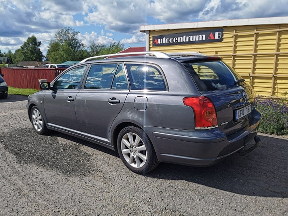 Toyota Avensis 2 of 5