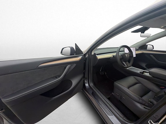 Tesla Model Y 10 of 30