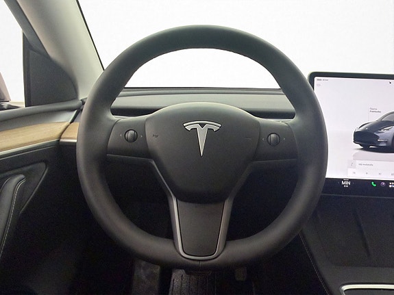 Tesla Model Y 12 of 30