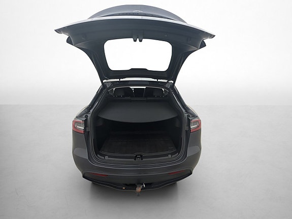 Tesla Model Y 28 of 30