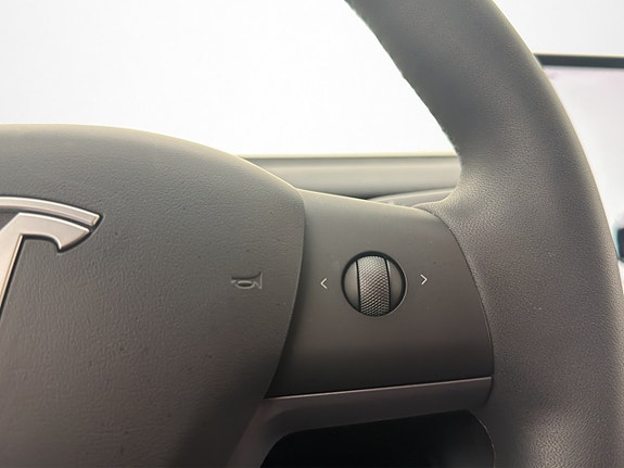 Tesla Model Y 19 of 30