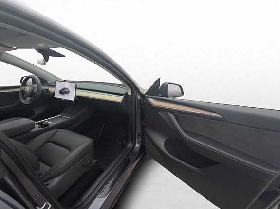 Tesla Model Y 14 of 30