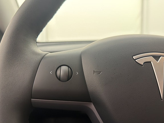 Tesla Model Y 18 of 30