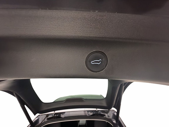 Tesla Model Y 27 of 30