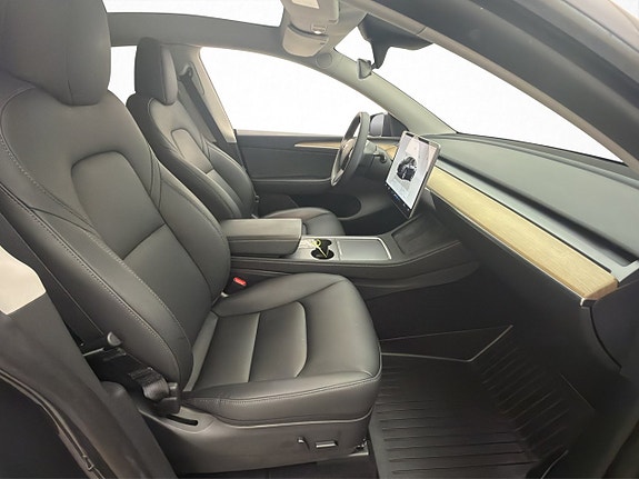 Tesla Model Y 13 of 30