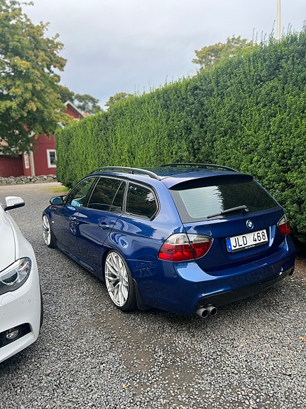 BMW 325d 2 of 5
