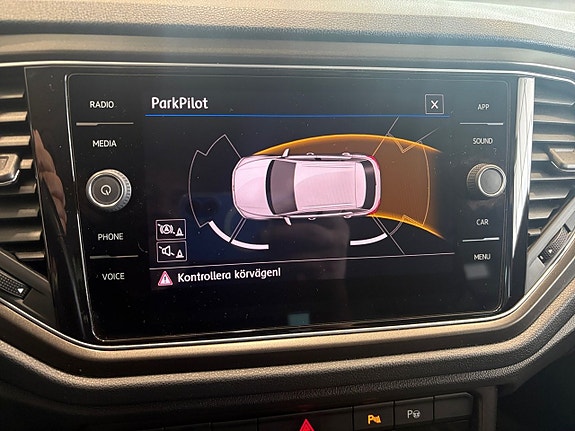 Volkswagen T-Roc 21 of 26