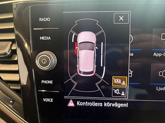 Volkswagen T-Roc 22 of 26