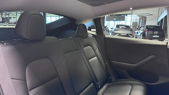 Tesla Model Y 10 of 19