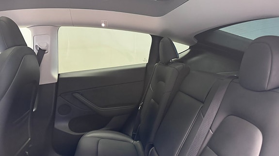 Tesla Model Y 9 of 19