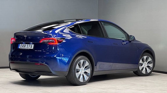 Tesla Model Y 15 of 19