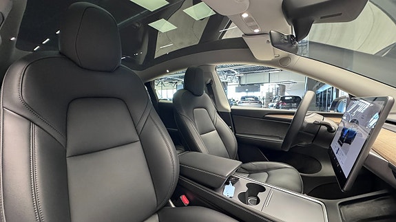 Tesla Model Y 8 of 19