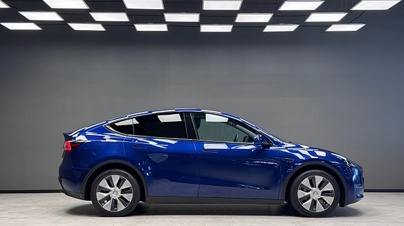 Tesla Model Y 4 of 5