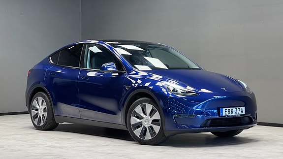 Tesla Model Y 16 of 19