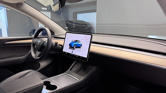 Tesla Model Y 7 of 19