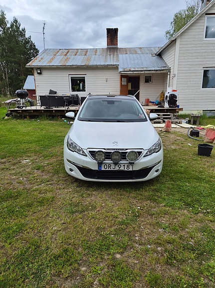 Peugeot 308 SW 2 of 5