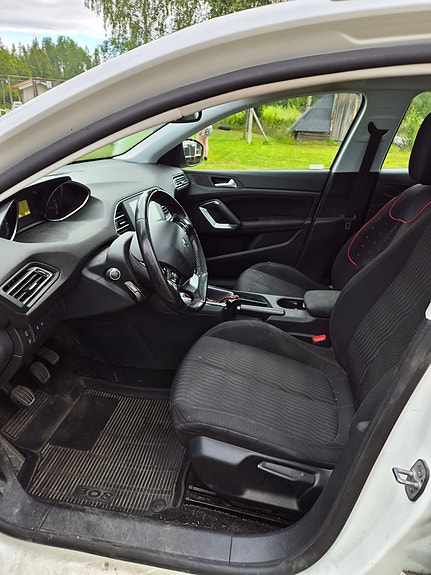 Peugeot 308 SW 7 of 9