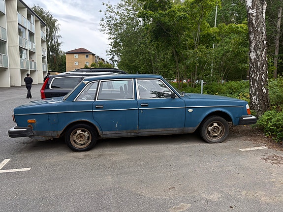 Volvo 244 2 of 4