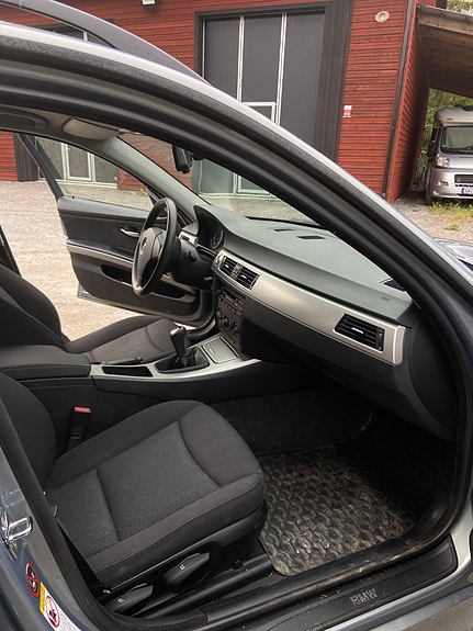 BMW 318i 9 of 12