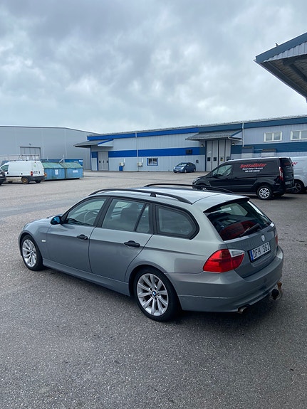 BMW 318i 3 of 5