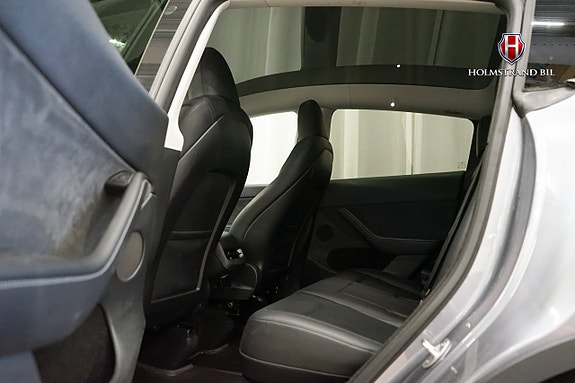 Tesla Model Y 10 of 20