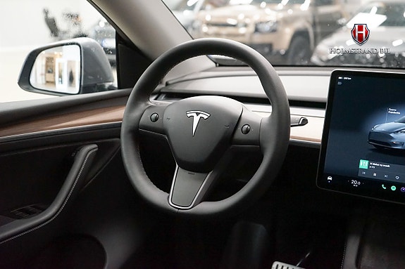 Tesla Model Y 12 of 20