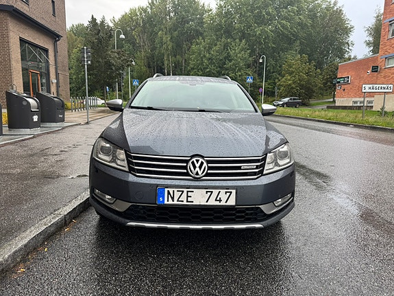 Volkswagen Passat Alltrack 2 of 5