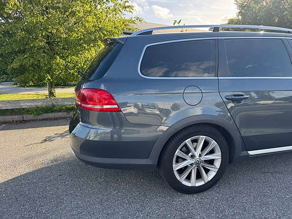 Volkswagen Passat Alltrack 3 of 5