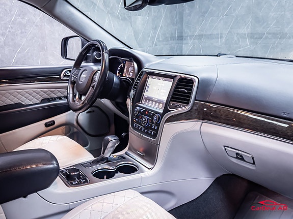 Jeep Grand Cherokee 13 of 30