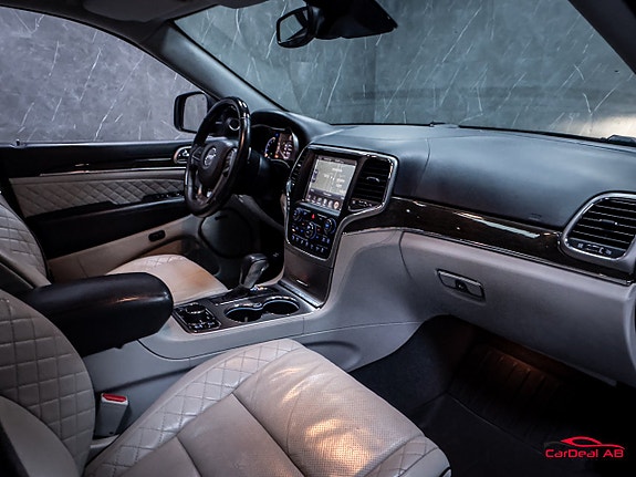 Jeep Grand Cherokee 14 of 30
