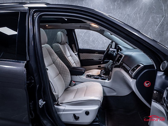 Jeep Grand Cherokee 15 of 30