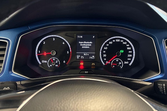 Volkswagen T-Roc 17 of 23