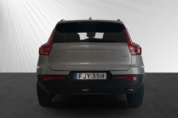 Volvo XC40 2 of 5