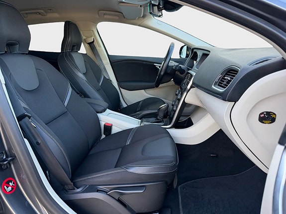 Volvo V40 25 of 30