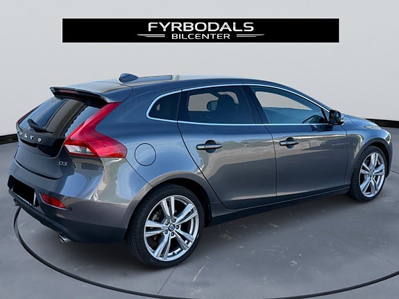 Volvo V40 3 of 5