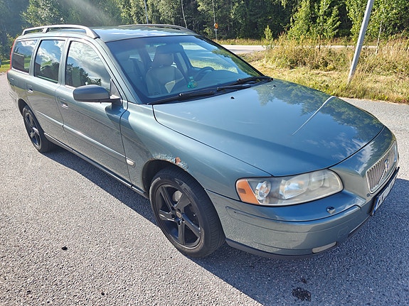 Volvo V70 3 of 5