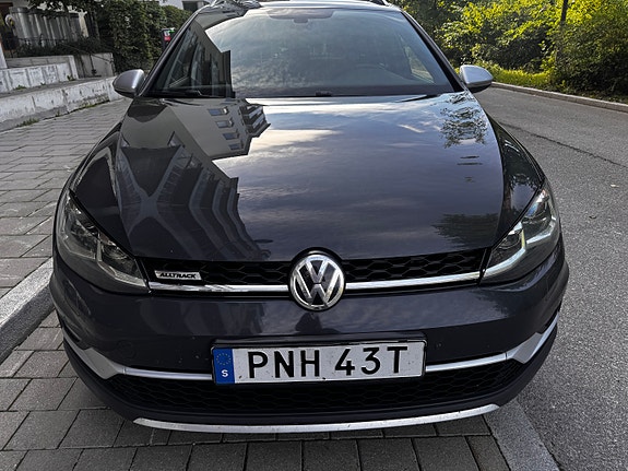 Volkswagen Golf Alltrack 2 of 5