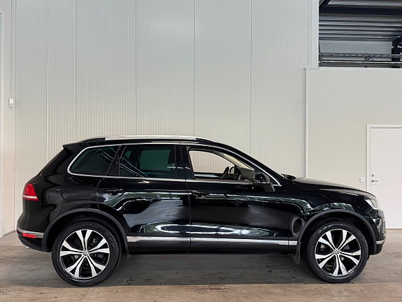 Volkswagen Touareg 2 of 5